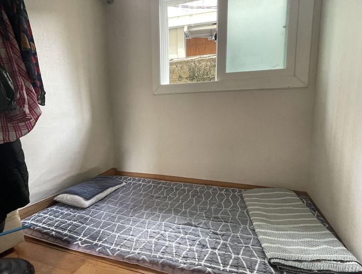 [대구=뉴시스] 정재익 기자 = 24일 대구 중구의 한 쪽방 생활인이 거주하는 여관 방 모습. 2025.07.24. jjikk@newsis.com *재판매 및 DB 금지