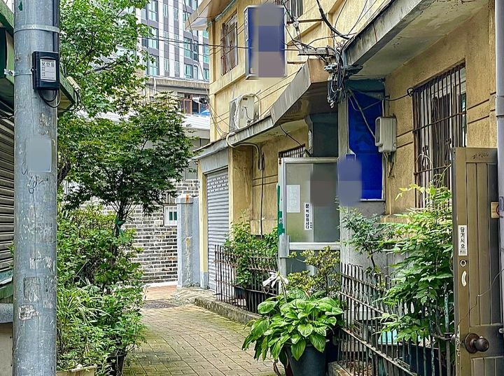 [대구=뉴시스] 정재익 기자 = 24일 대구 중구의 한 쪽방 생활인이 거주하는 여관 앞이 한적한 모습. 2025.07.24. jjikk@newsis.com *재판매 및 DB 금지