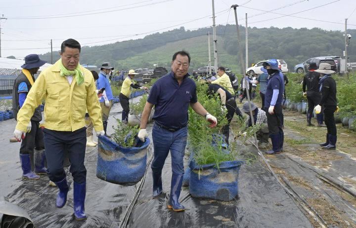 [순창=뉴시스] 최영일 순창군수가 주민 등과 함께 집중호우 피해복구에 나서고 있다. *재판매 및 DB 금지