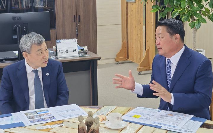 [순창=뉴시스] 지난 22일 서울시교육청을 방문한 최영일 순창군수가 순창군이 갖춘 농촌유학 인프라를 설명하고 있다. *재판매 및 DB 금지