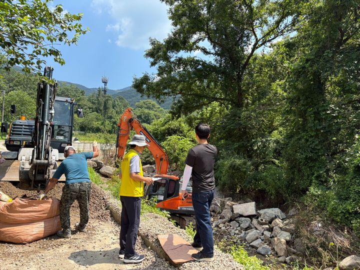 수해 피해 조사하는 공무원들. (사진=광주시 제공) *재판매 및 DB 금지