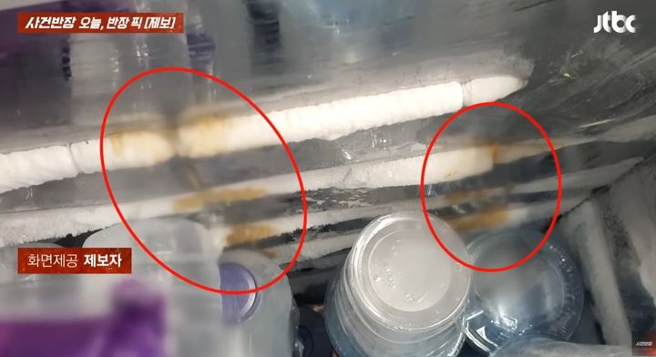 [서울=뉴시스] 컵라면 국물이 스며든 냉동고 (사진=JTBC 사건반장 갈무리) 2025.07.24 *재판매 및 DB 금지