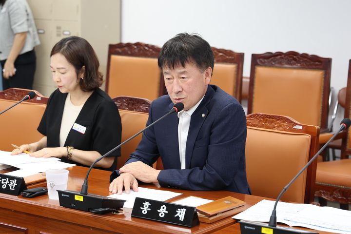 [창원=뉴시스] 강경국 기자 = 홍용채 경남 창원시의원이 24일 제145회 임시회 의회운영위원회에서 창원시의회 청렴문화 조성 및 지원에 관한 조례안을 대표발의하고 있다. (사진=창원시의회 제공). 2025.07.24. photo@newsis.com *재판매 및 DB 금지