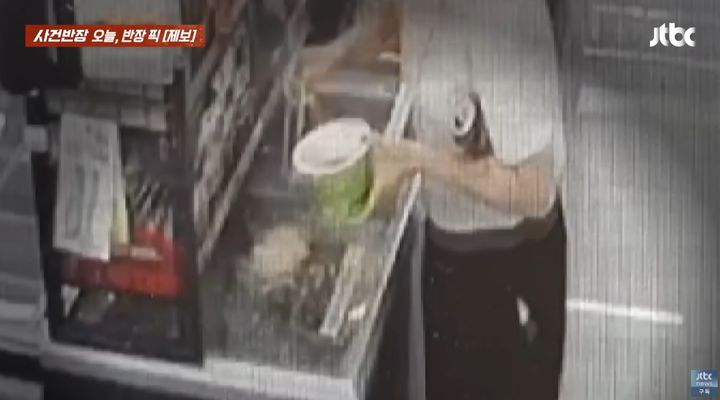 [서울=뉴시스] 편의점에서 컵라면을 먹던 남녀가 점원에게 제지를 당하자, 여성이 냉동고에 라면 국물을 쏟고 떠나는 황당한 일이 벌어졌다. (사진=JTBC 사건반장 갈무리) 2025.07.24 *재판매 및 DB 금지