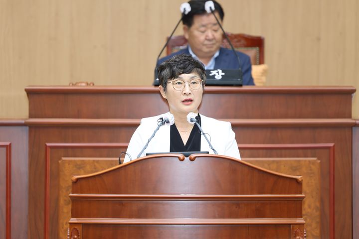 [고성(경남)=뉴시스] 신정철 기자= 경남 고성군의회(의장 최을석)는 24일, 제303회 제2차 본회의를 끝으로 지난 15일부터 10일간 이어진 의사일정을 마무리하며 폐회했다.사진은 24일, 2차 본회의에서 이쌍자 의원이 5분 자유발언을 통해 고성군 관광지 내 화장실과 수유실 등 편의시설에 성인지적 관점을 적용한 개선 필요성을 강조하고 있다.(사진=고성군의회 제공).2025.07.24. photo@newsis.com *재판매 및 DB 금지