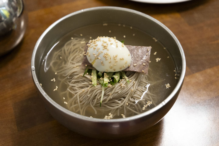 [서울=뉴시스] 서울의 한 유명 냉면집서 혼자 식사하러 온 손님에게 모욕을 주고 홀대한 사연이 전해져 논란이 일고 있다. 2025.07.24. *재판매 및 DB금지 *재판매 및 DB 금지