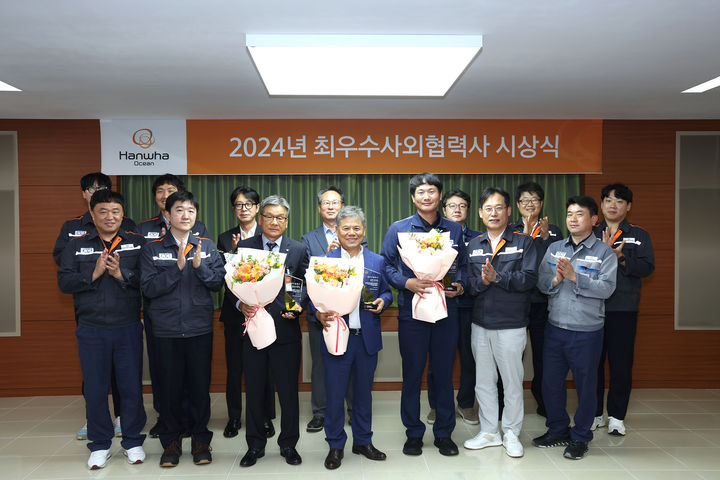 [거제=뉴시스] 신정철 기자= 한화오션은 24일 거제사업장에서 올해 상반기 실시한 ‘2024년 사외협력사 종합평가’에서 최우수협력사로 선정된 3개사를 초청해 감사패와 인센티브를 수여하고 오찬 간담회 자리를 가졌다. 사진은 24일 최우수 사외협력사로 선정된 광신기계산업 이종철 대표(앞줄 왼쪽 세번째), 기득산업 공경열 대표(앞줄 왼쪽 네번째), 삼녹ENG 김부건 대표(앞줄 왼쪽 다섯번째) 및 한화오션 상생협력담당 임원배 전무(앞줄 왼쪽 여섯번째) 등이 참석한 가운데 시상식 행사를 갖고 있다.(사진=한화오션 제공).2025.07.24. photo@newsis.com *재판매 및 DB 금지