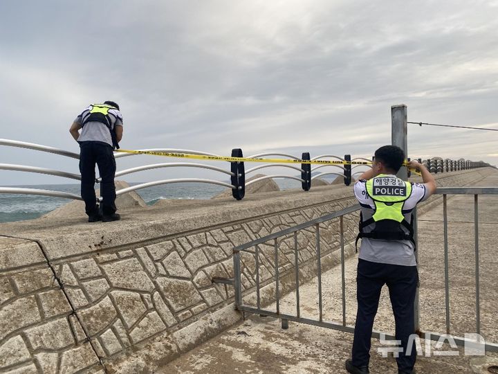 [제주=뉴시스] 서귀포해양경찰서가 24일 제7호 태풍 '프란시스코' 간접 영향에 대비해 관할 항·포구를 순찰하고 있다. (사진=서귀포해양경찰서 제공) 2025.07.24. photo@newsis.com