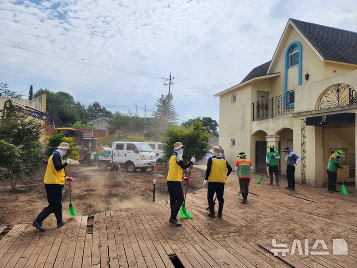 [김포=뉴시스] 정일형 기자 = 김포시, 친선결연도시 가평군에 복구지원. (사진=김포시 제공)