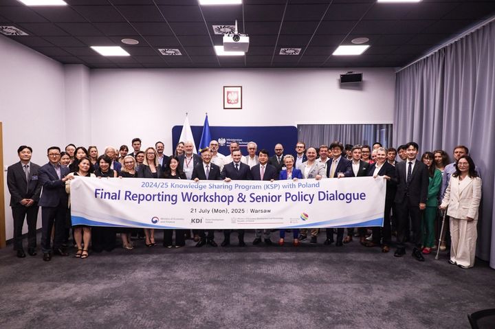 [서울=뉴시스] 지난 21일 폴란드 바르샤바에서 개최된 '한·폴란드 경제발전경험공유사업(KSP) 최종 보고회 및 고위 정책 대화'에 참여한 번개장터. (사진=번개장터 제공) 2025.07.24. photo@newsis.com *재판매 및 DB 금지