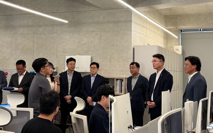 [서울=뉴시스] 과기정통부 류제명 차관(오른쪽 두번째)과 송상훈 정보통신정책실장(오른쪽 세번째)이 AI 기업 바이브컴퍼니을 찾아 AI 인재육성 방안에 대해 의견을 청취했다. (사진=과기정통부 제공) *재판매 및 DB 금지