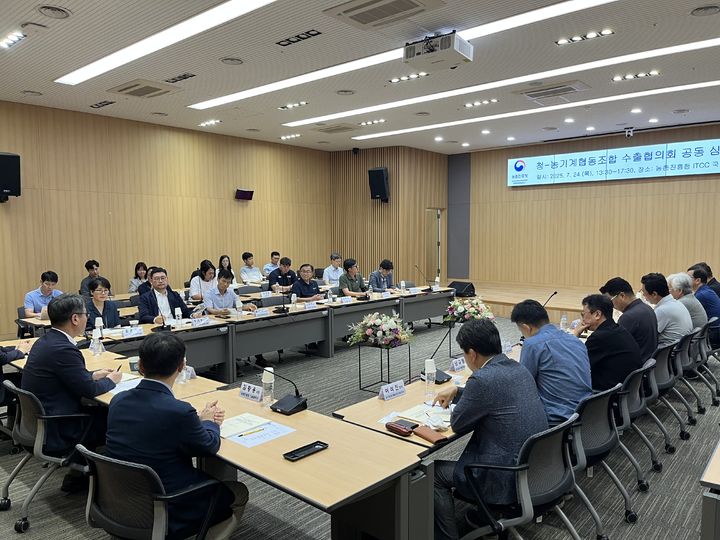 [세종=뉴시스] 농촌진흥청은 24일 전북 전주시 국제농업기술협력센터(ITCC)에서 '농진청–한국농기계공업협동조합 수출협의회 공동 심포지엄'을 개최했다고 밝혔다. (사진=농진청 제공) 2025.07.24. photo@newsis.com *재판매 및 DB 금지