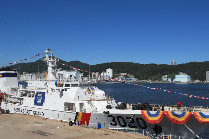 [부산=뉴시스] 24일 부산 사하구 강남 의장 안벽에서 신형 경비함 '태평양 20호'(3020함·3840t)의 진수식이 진행되고 있다. (사진=남해지방해양경찰청 제공) 2025.07.24. photo@newsis.com *재판매 및 DB 금지