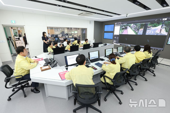 [의왕=뉴시스] 리모델링을 통해 새롭게 구축된 재난안전상황실에서 김성제 주재로 안전 점검 회의가 열리고 있다. (사진=의왕시 제공).