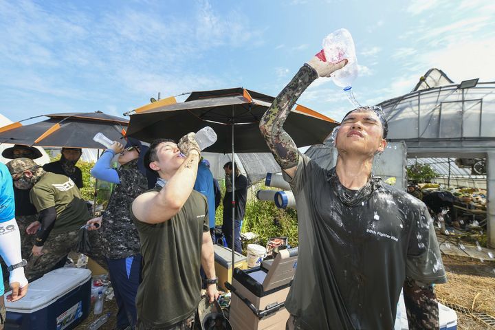 [서산=뉴시스] 김덕진 기자=공군20전투비행단 장병들이 지난 24일 집중호우 특별재난지역으로 지정된 충남 서산시 석림동의 한 피해 농장을 찾아 복구 지원에 나선 가운데 휴식 시간 더위를 식히기 위해 물을 마시고 있는 모습. (사진=공군20전투비행단 제공) 2025.07.24. photo@newsis.com *재판매 및 DB 금지