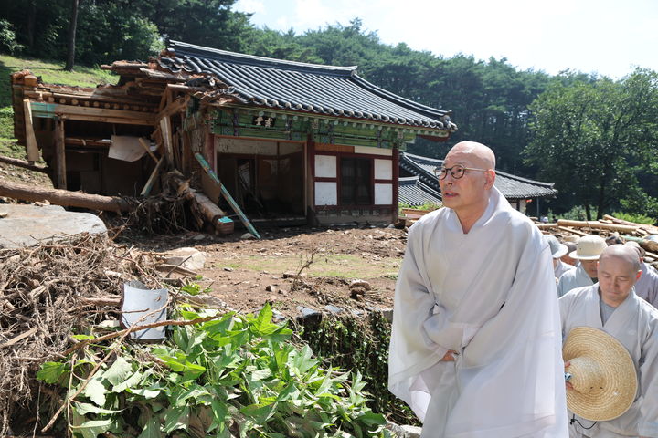 [서울=뉴시스] 집중호우 피해 지역인 경남 산청과 충남 예산을 방문한 대한불교조계종 총무원장 진우스님 (사진=대한불교조계종 제공) 2025.07.24. photo@newsis.com *재판매 및 DB 금지
