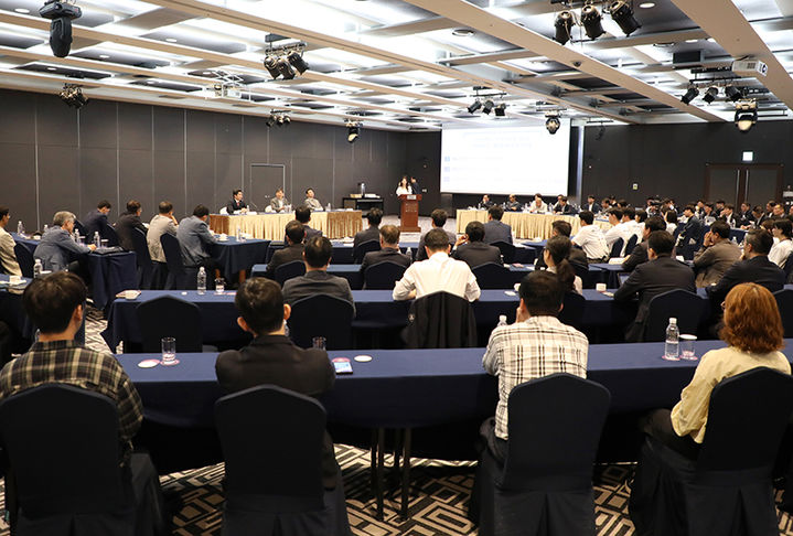 강원랜드는 24일 하이원 그랜드호텔에서 이철규 국회의원을 초청한 가운데 ‘K-HIT 프로젝트 1.0’의 성공적인 추진과 폐광지역과의 상생 발전 방안을 모색하기 위한 공개 토론회가 열리고 있다.(사진=강원랜드 제공)&nbsp; *재판매 및 DB 금지