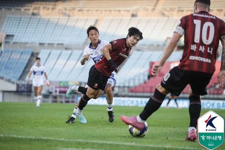 [서울=뉴시스] 프로축구 K리그2 충남아산 손준호와 부천FC1995의 박현빈. (사진=한국프로축구연맹 제공) *재판매 및 DB 금지