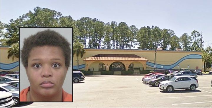 [서울=뉴시스] 미국의 한 10대 엄마가 영화를 보기 위해 체감 온도 40도가 넘는 찜통 차량에 아기를 홀로 방치한 혐의로 경찰에 체포됐다. (사진=로앤크라임 갈무리) 2025.07.24 *재판매 및 DB 금지