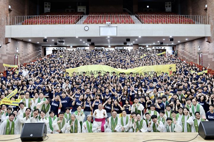 [서울=뉴시스] 천주교 서울대교구 1004 프로젝트 발대미사가 19일 서울 혜화동 가톨릭청소년회관에서 열렸다. 이경상 주교와 청년, 청소년들이 미사 후 함께 기념사진을 찍고 있다. (사진=천주교 서울대교구 제공) 2025.07.24. photo@newsis.com *재판매 및 DB 금지