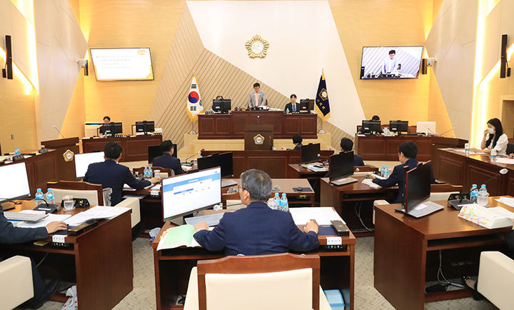 삼척시의회는 24일 제264회 임시회 제6차 본회의를 열고 도시과 등으로부터 2025년도 시정 주요 업무 추진 상황을 보고받고 있다.(사진=삼척시의회 제공) *재판매 및 DB 금지