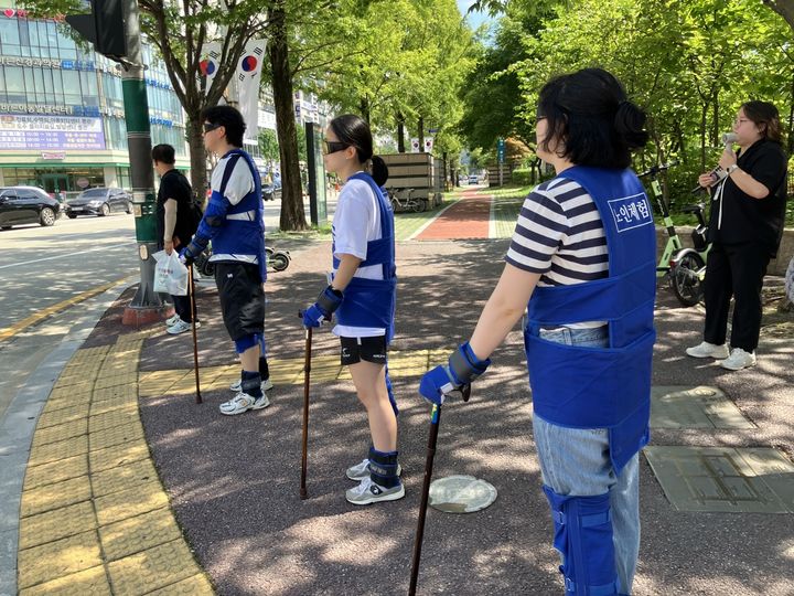 [대전=뉴시스]시민주도형 퍼블릭이즈 노인 보행 안전팀이 서구노인복지관, 갓골경로당, 도마1동 노인정 등에서 고령층이 겪는 실제 보행 환경의 어려움을 조사하고 있다. 2025. 07. 24 photo@newsis.com *재판매 및 DB 금지