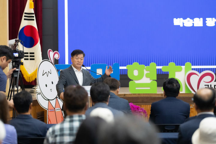 [광명=뉴시스] 박승원 광명시장이 24일 시청 대회의실에서 열린 '소하동 아파트 화재 피해 지원 시민대책위원회' 발대식에서 대책위 구성원들을 격려하고 있다.(사진=광명시 제공)2025.07.24.photo@newsis.com *재판매 및 DB 금지