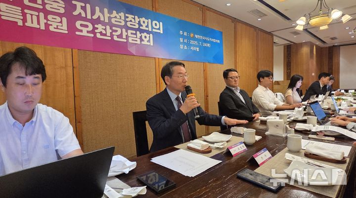 [베이징=뉴시스] 박정규 특파원 = 유정복 대한민국시도지사협의회장(인천광역시장)이 24일 중국 베이징 차오양구의 한 식당에서 국내 언론사 특파원들과 기자간담회를 갖고 있다. 2025.07.24 pjk76@newsis.com