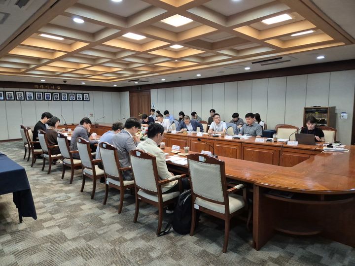23일 한국섬유개발연구원 회원실에서 섬유산업 관련 전문가들이 참여하는 섬유기반 융합형 전문가 협의체가 출범, 본격적인 활동에 들어간다. *재판매 및 DB 금지