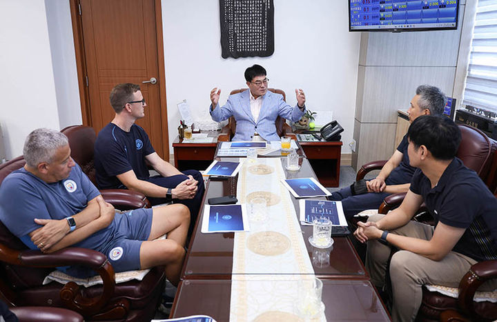 24일 박상수 삼척시장이 집무실에서 세계적인 축구 명문 구단 맨체스터시티FC와 유소년 축구교실 및 코치 교육 프로그램 운영에 관한 파트너십을 체결하고 있다.(사진=삼척시; 제공) *재판매 및 DB 금지