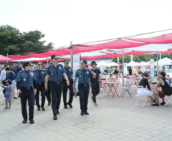 [서울=뉴시스] 박현수 서울경찰청장 직무대리가 24일 서울 광진구 뚝섬한강공원을 방문해 여름철 범죄예방 및 재난대비 치안 활동을 점검하고 있는 모습. (사진=서울경찰청 제공) 2025.07.24 *재판매 및 DB 금지