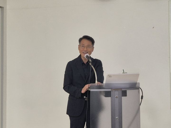 [수원=뉴시스] 이병희 기자 = 전승보 경기도미술관 관장이 24일 경기도미술관 기후위기 특별전 '기다림이 끝나는 날에도' 기자정담회에서 발언하고 있다. 2025.07.24. iamlbh@newsis.com *재판매 및 DB 금지