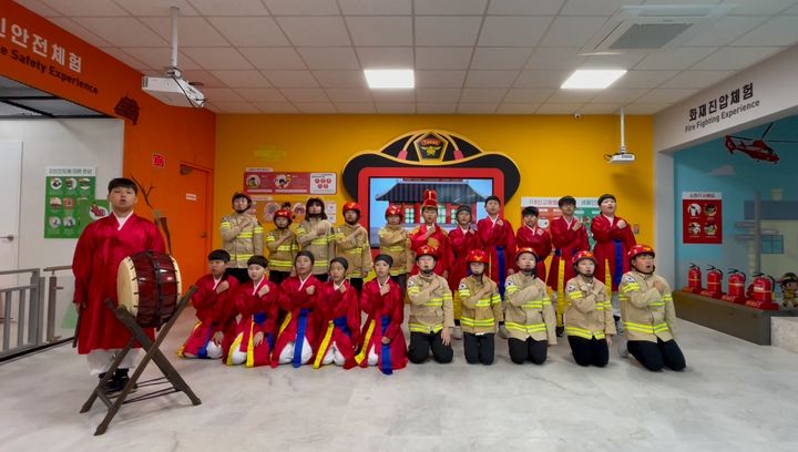 [태안=뉴시스] 지난 2일 화동초등학교 학생들이 태안소방서 안전체험관에서 충남119소방동요경연대회 출전 연습을 하고 있다.( 사진=태안소방서 제공) 2025.07.24. photo@newsis.com *재판매 및 DB 금지