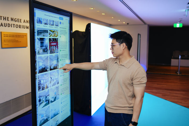 [싱가포르=뉴시스] 24일(현지 시간) 싱가포르에서 열린 '트러스트 서밋(Trust Summit)'에서 한 참석자가 부킹닷컴의 생성형 AI 챗봇 'AI 트립 플래너'를 시연하고 있다. (사진=부킹닷컴 제공) 2025.07.24. *재판매 및 DB 금지