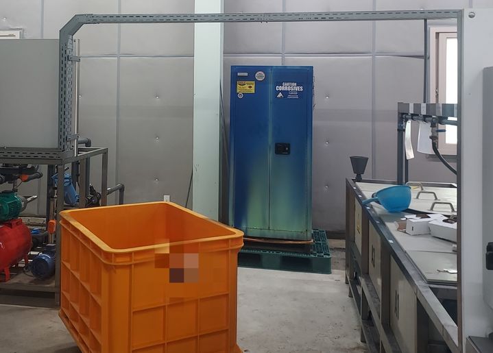 [전주=뉴시스] 24일 오후 2시40분께 전북 전주시 덕진구 중동의 한국농수산대학교 실습동에서 질산 증기가 누출돼 직원 4명이 두통 등을 호소했다. 사진은 당시 질산이 담긴 용기가 보관된 캐비닛. (사진=전북특별자치도소방본부 제공) 2025.07.24. photo@newsis.com *재판매 및 DB 금지