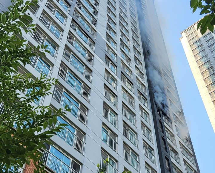 [용인=뉴시스] 24일 오후 5시42분께 경기 용인시 수지구의 한 아파트에 불이 났다. 사진은 화재 현장 모습. (사진=경기도소방재난본부 제공) 2025.07.24. photo@newsis.com *재판매 및 DB 금지