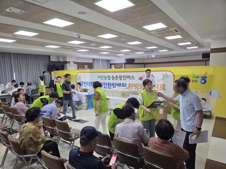 [서산=뉴시스] 서산농협이 24일 폭염특보 속 운영한 농촌 왕진버스 이용을 위해 시민들이 의자에 앉아 대기하고 있다. (사진=농협서산시지부 제공) 2025.07.24. photo@newsis.com&nbsp; *재판매 및 DB 금지