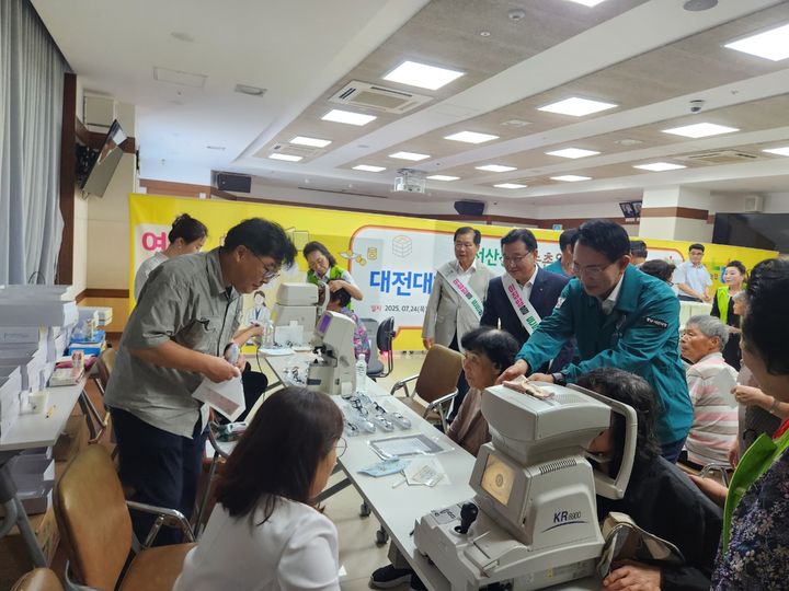 [서산=뉴시스] 서산농협이 24일 폭염특보 속 운영한 농촌 왕진버스를 찾은 (오른쪽부터) 이완섭 서산시장, 송연광 농협서산시지부장, 이상윤 서산농협 조합장이 의료진과 인사하고 있다. (사진=농협서산시지부 제공) 2025.07.24. photo@newsis.com&nbsp; *재판매 및 DB 금지