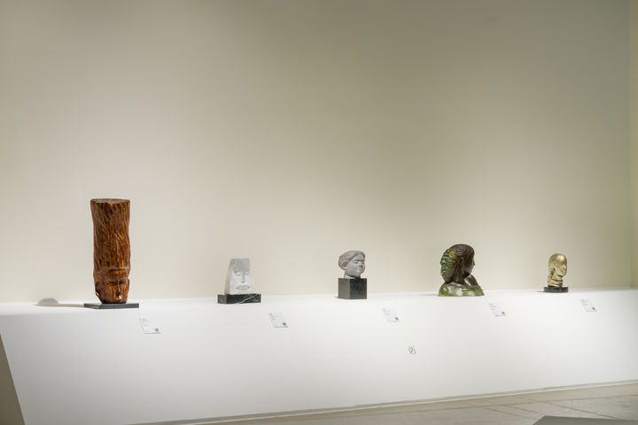 양주시립민복진미술관 기획전 [앉거나 서거나 누워있는 2부] 전시전경 (고정수, 두상, 1988) *재판매 및 DB 금지