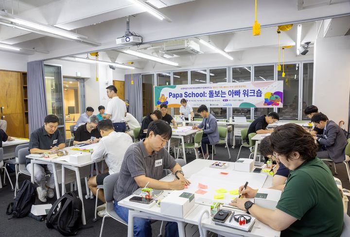 [서울=뉴시스] 유엔(UN)여성기구 지식·파트너십센터가 비영리 사단법인 루트임팩트와 함께 지난 14일, 16일, 21일 총 3회차에 걸쳐 '아버지 돌봄학교(Papa school)'를 운영했다고 25일 밝혔다. 2025.07.25. (사진=유엔여성기구 제공) *재판매 및 DB 금지