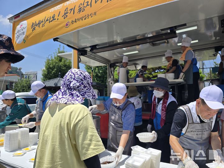 [의령=뉴시스]24일 경남 의령군 대의면사무소 앞에서 (사)한국외식업중앙회 경상남도지회 '행복한 한끼 사랑나눔' 밥차 관계자와 박명균 경남도 행정부지사 등이 이재민과 수해복구 자원봉사자들을 위해 준비한 음식을 배식하고 있다.(사진=경남도 제공)2025.07.24. photo@newsis.com