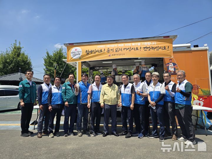 [의령=뉴시스]24일 경남 의령군 대의면사무소 앞에서 운영 중인 (사)한국외식업중앙회 경상남도지회 '행복한 한끼 사랑나눔' 밥차를 배경으로 박명균 경남도 행정부지사, 이상봉 한국외식업중앙회 경남도지회장,김우석 중앙회 제28대 회장 등이 배식 봉사를 마친 후 포즈를 취하고 있다.(사진=경남도 제공)2025.07.24. photo@newsis.com