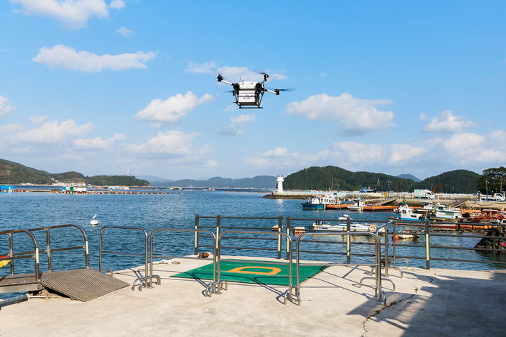 [통영=뉴시스] 신정철 기자= 통영시는 행정업무 드론 활용을 위해 자체 운용 인력을 양성해 직접 드론장비를 운용하며 드론 선도도시 실현에 앞장서고 있다고 24일 밝혔다.사진은 통영시의 행정업무 드론 활용 모습.(사진=통영시 제공).2025.07.24. photo@newsis.com *재판매 및 DB 금지