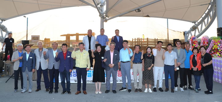 [태안=뉴시스] 태안군이 지난 23일 백사장항 어민회관에서 백사장항을 태안 1호 골목형 상점가로 지정한 지정서 전수식을 열고 있다. (사진=태안군 제공) 2025.07.24. photo@newsis.com *재판매 및 DB 금지