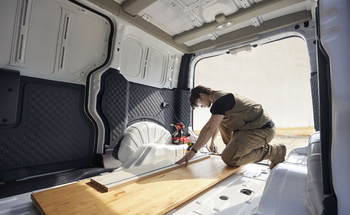 [서울=뉴시스] PV5 카고 적재 공간에서 작업하는 모습. (사진=기아) 2025.07.25 photo@newsis.com *재판매 및 DB 금지 *재판매 및 DB 금지