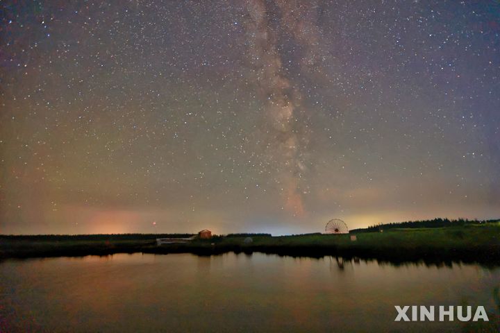 [헤이룽장성=신화/뉴시스] 21일(현지 시간) 중국 헤이룽장성 북동부 퉁장시에서 바라본 밤하늘에 은하수가 펼쳐져 있다. 2025.07.24.