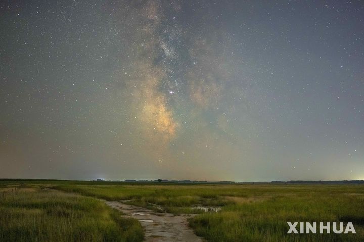 [헤이룽장성=신화/뉴시스] 20일(현지 시간) 중국 헤이룽장성 북동부 치치하르시에서 바라본 밤하늘에 은하수가 펼쳐져 있다. 2025.07.24.