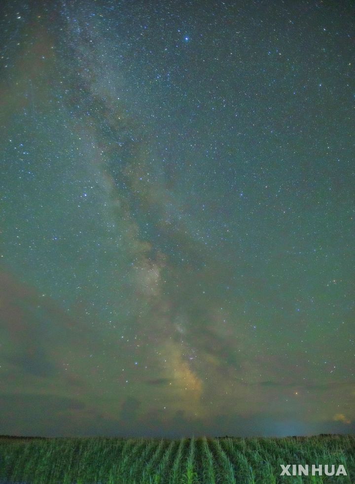 [헤이룽장성=신화/뉴시스] 22일(현지 시간) 중국 헤이룽장성 이춘시 자인현에서 바라본 밤하늘에 은하수가 펼쳐져 있다. 2025.07.24.