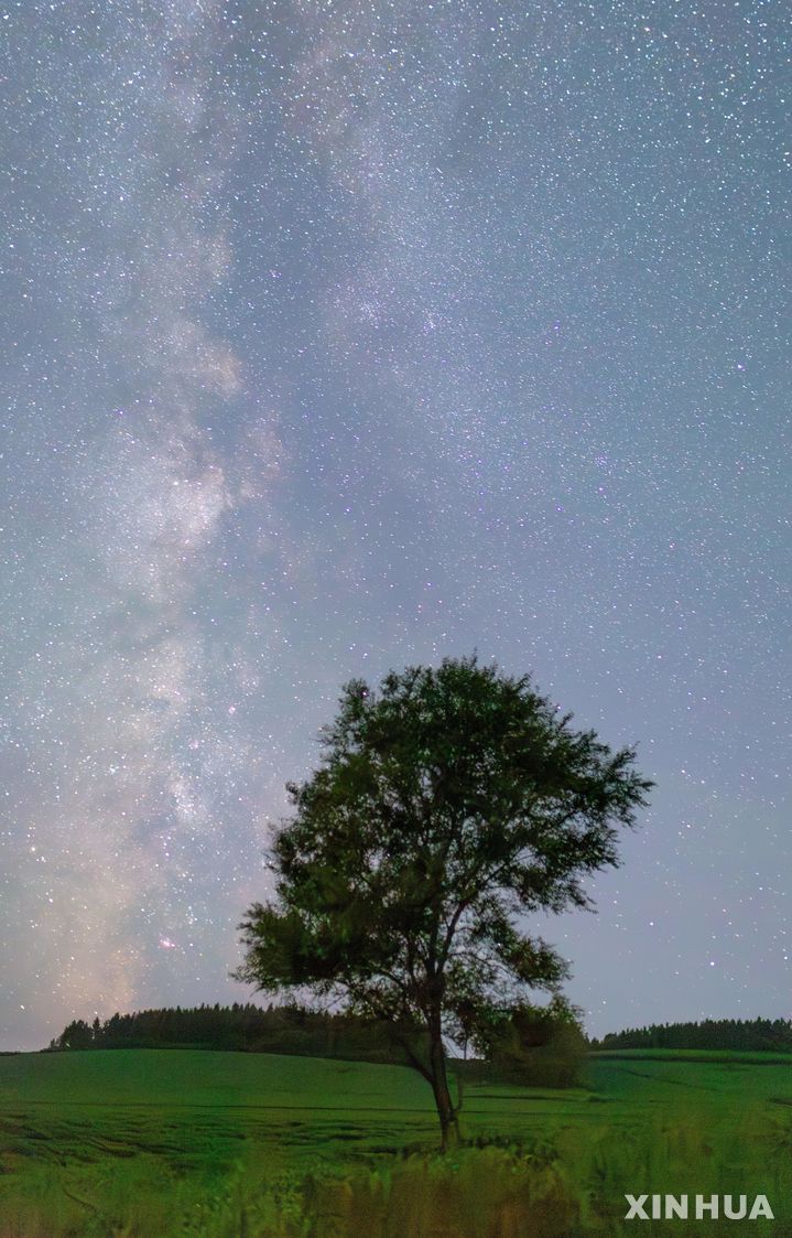 [헤이룽장성=신화/뉴시스] 22일(현지 시간) 중국 헤이룽장성 북동부 자무시시에서 바라본 밤하늘에 은하수가 펼쳐져 있다. 2025.07.24.