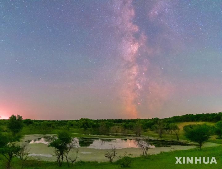 [헤이룽장성=신화/뉴시스] 22일(현지 시간) 중국 헤이룽장성 북동부 다칭시 몽골 자치현 도르보드의 장완 타운에서 바라본 밤하늘에 은하수가 펼쳐져 있다. 2025.07.24.